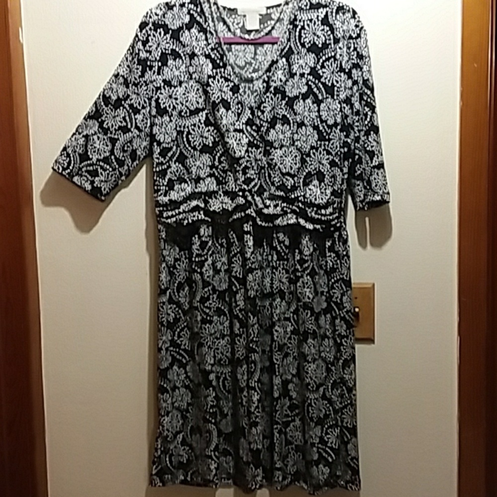 3/4 length sleeved black white dress